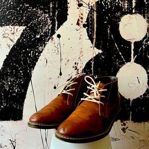 Arizona Dutton, beige chukka boots.